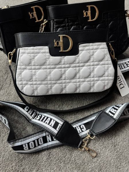 کیف پاسپورتی بزرگ دیور سفید