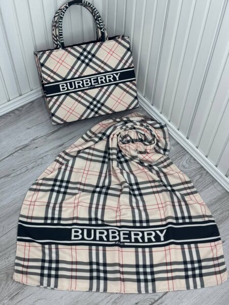 کیف کتابی شال دار بزرگ کرم burberry