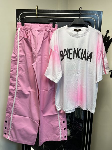 ست تی‌شرت و شلوار پایین دکمه Balenciaga سفید صورتی