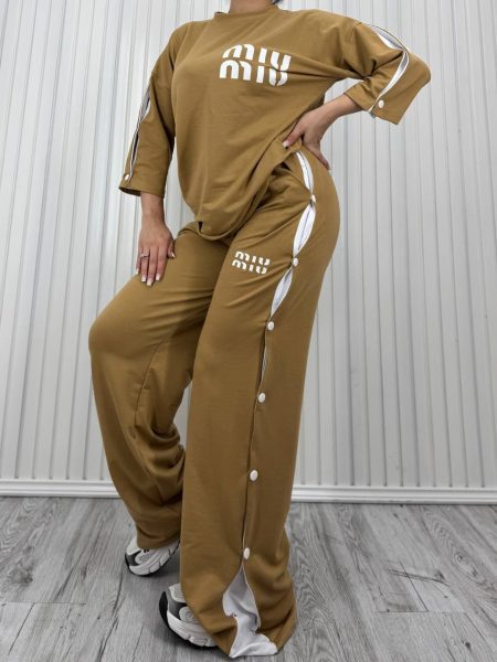 تی‌شرت و شلوار دکمه‌دار MIU MIU نسکافه‌ای (2)