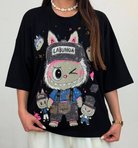 تی‌شرت نگینی Labubu کلاه‌ دار مشکی