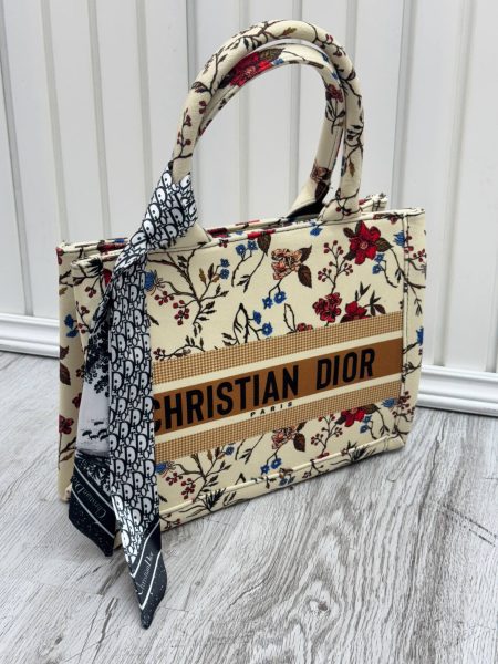 کیف جعبه ای گل Dior کرم روشن