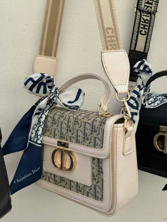کیف پاسپورتی قفل‌دار Dior سفید