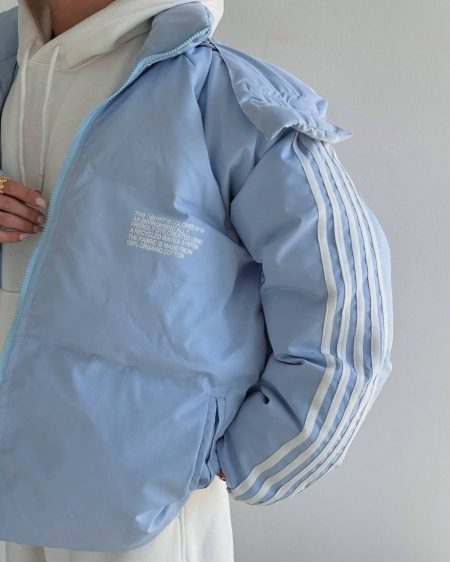 کاپشن رنگ آبی روشن